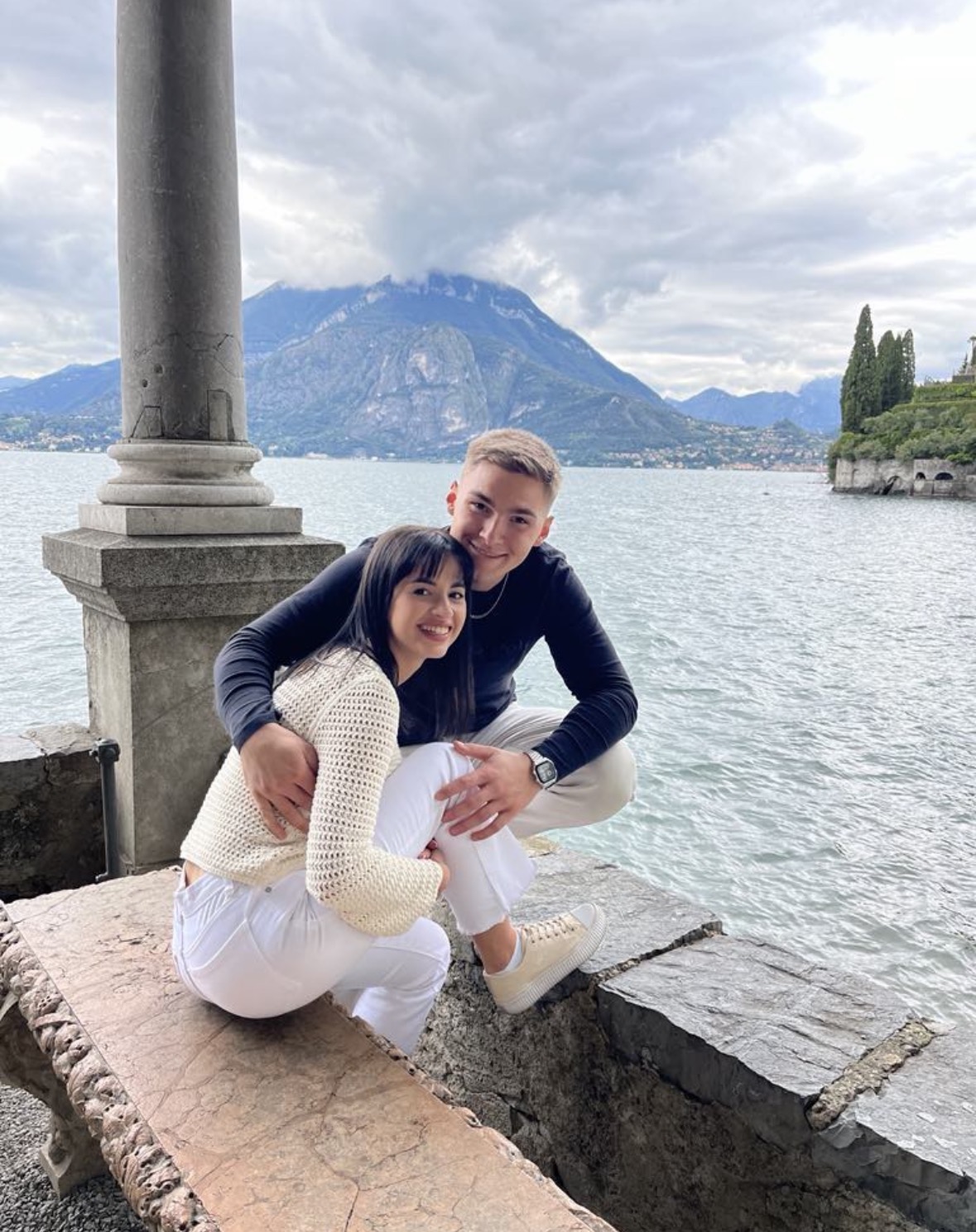 Natalia i Wiktor nad jeziorem w górach
